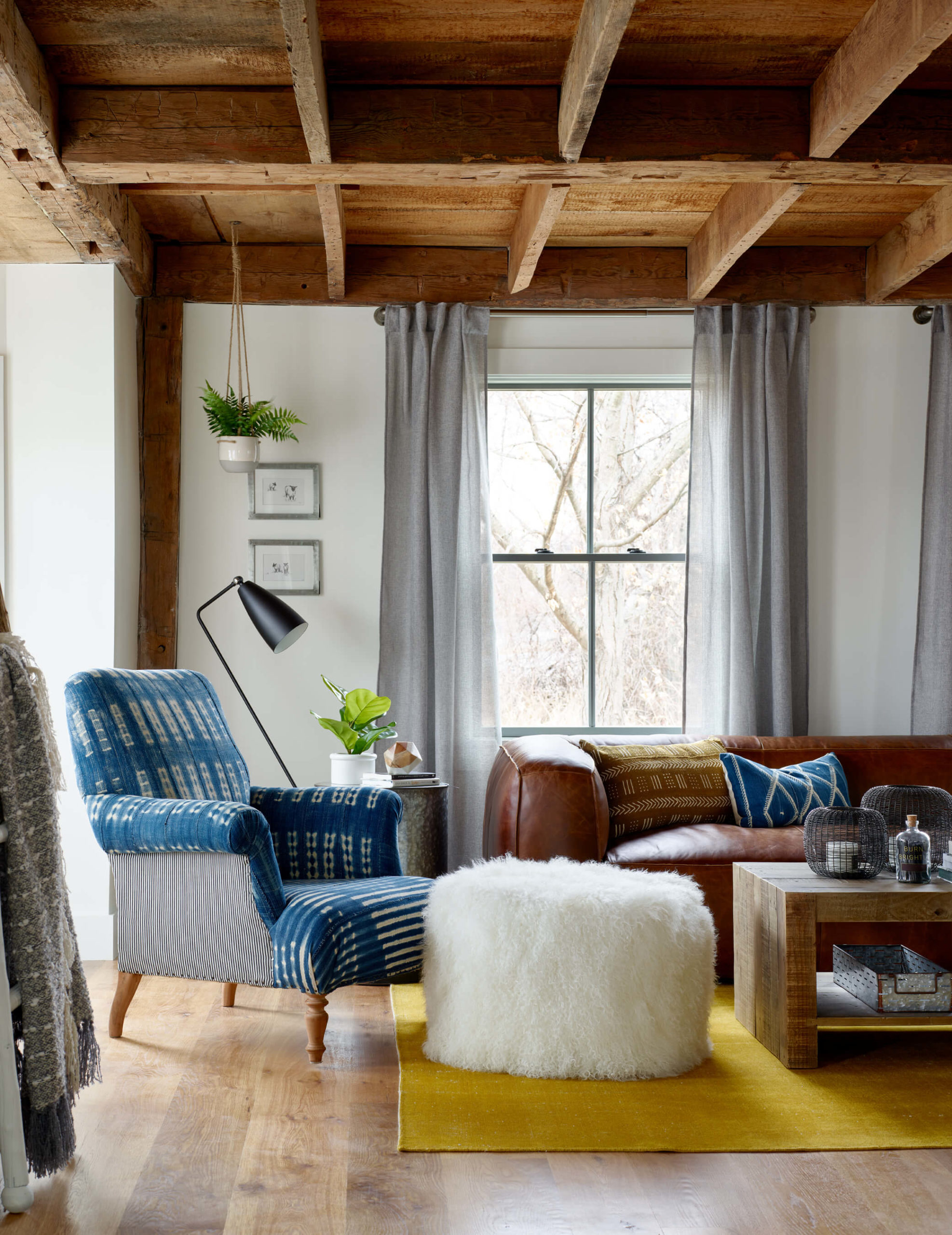 Farmhouse interior, modern leather couch, couch pillows, living room interior design, family room interior design, farmhouse designs, living room chairs, blue chairs, Kristina Crestin , Kristina Crestin Design, HGTV Farmhouse Fixer, HGTV Farmhouse , HGTV Jonathan Knight, Farmhouse Renovation, modern farmhouse style, modern farmhouse, dark sashes, grey sashes, black sashes, modern farmhouse, modern farmhouse family room